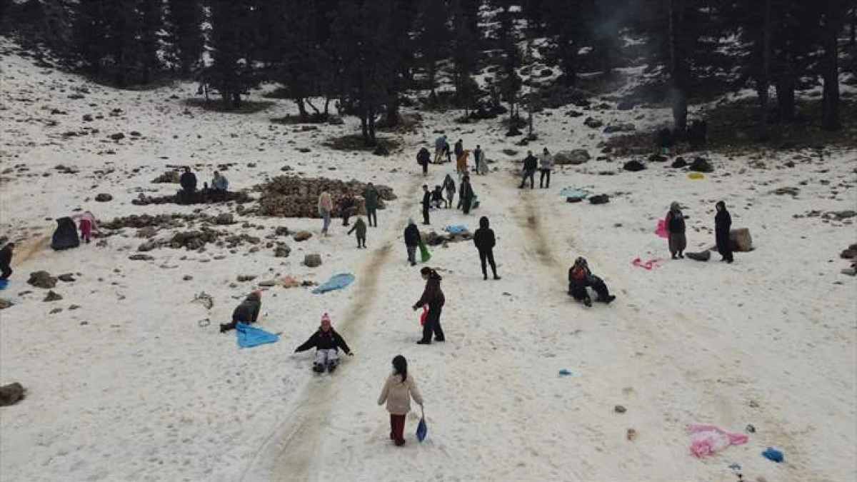 1825 Rakımlı Alacabel'de Yarıyıl Tatilinin Son G&uuml;n&uuml; Ziyaret&ccedil;i Yoğunluğu