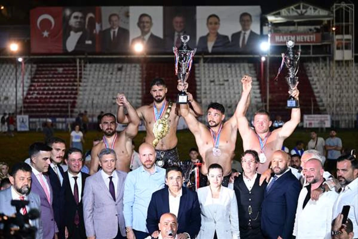 673. Tarihi Elmalı Yağlı Güreşleri'nde Başpehlivanlığı Enes Doğan Kazandı