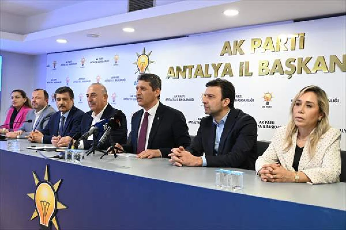 AK Parti'ye Katılan Serik Belediye Başkanı İle Meclis &Uuml;yelerine Rozetleri Takıldı