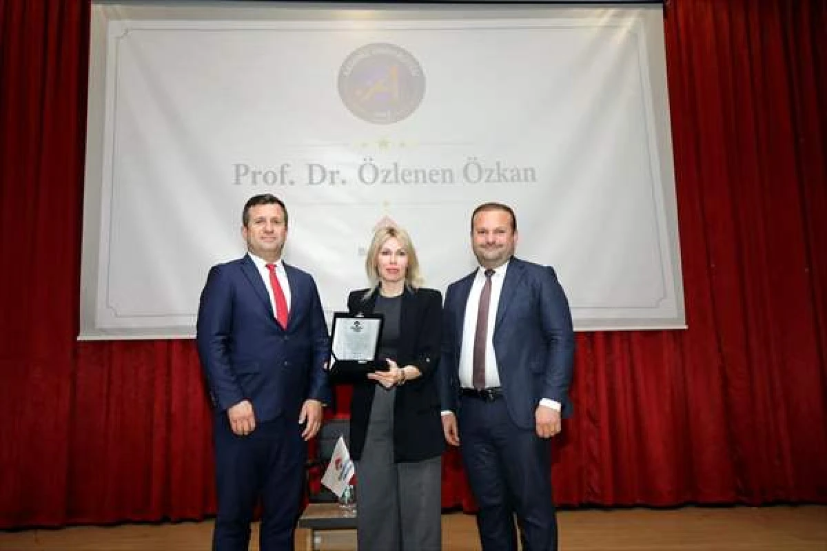 Akdeniz &Uuml;niversitesi Rekt&ouml;r&uuml; &Ouml;zkan, &Ouml;ğrencilerle Buluştu