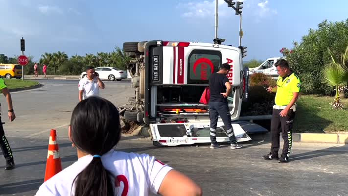 Alanya'da ambulansla kamyonetin çarpıştığı kazada 8 kişi yaralandı