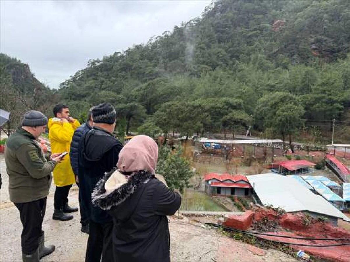 Alanya'da Sağanak Nedeniyle Bazı İşletmelerin &Ccedil;ardakları Denize S&uuml;r&uuml;klendi