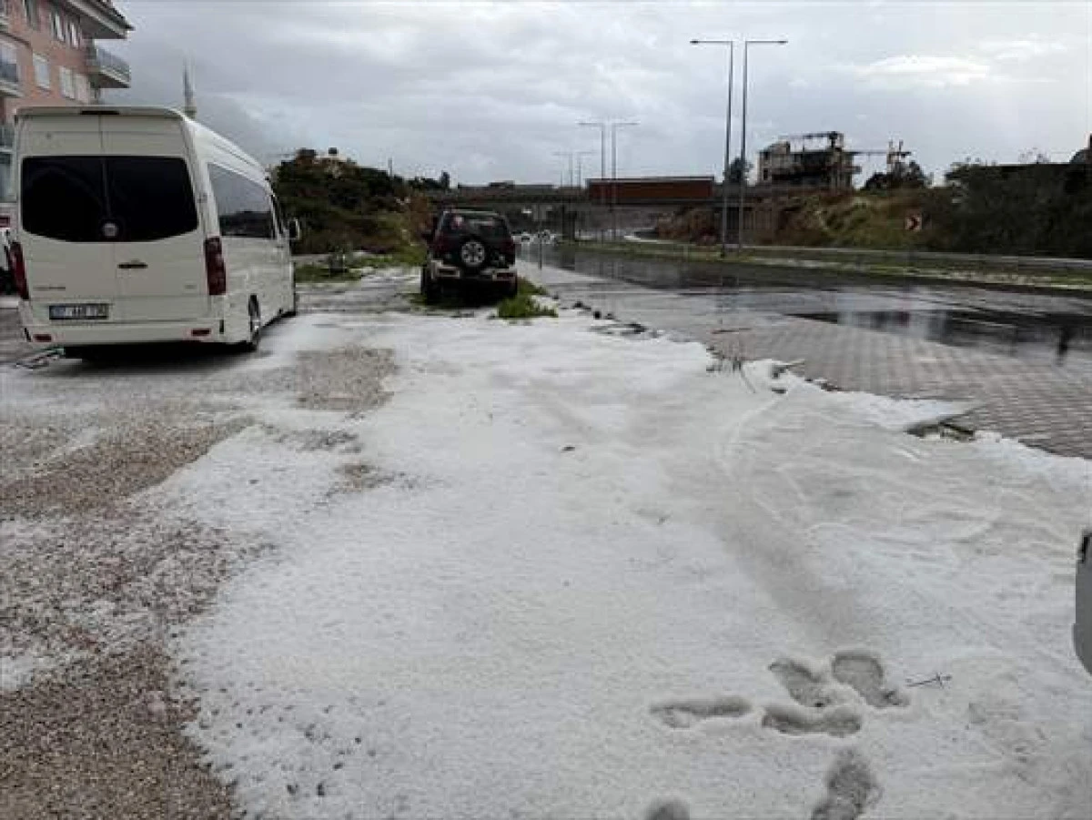 Alanya'da Sağanak Ve Dolu Etkili Oldu