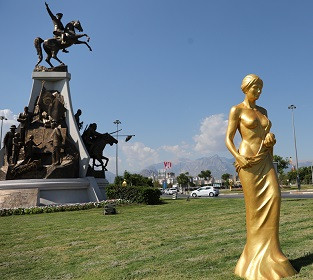 Altın Portakal’ın habercisi  Venüs heykeli 59 Cadde'ye Yerleştirildi