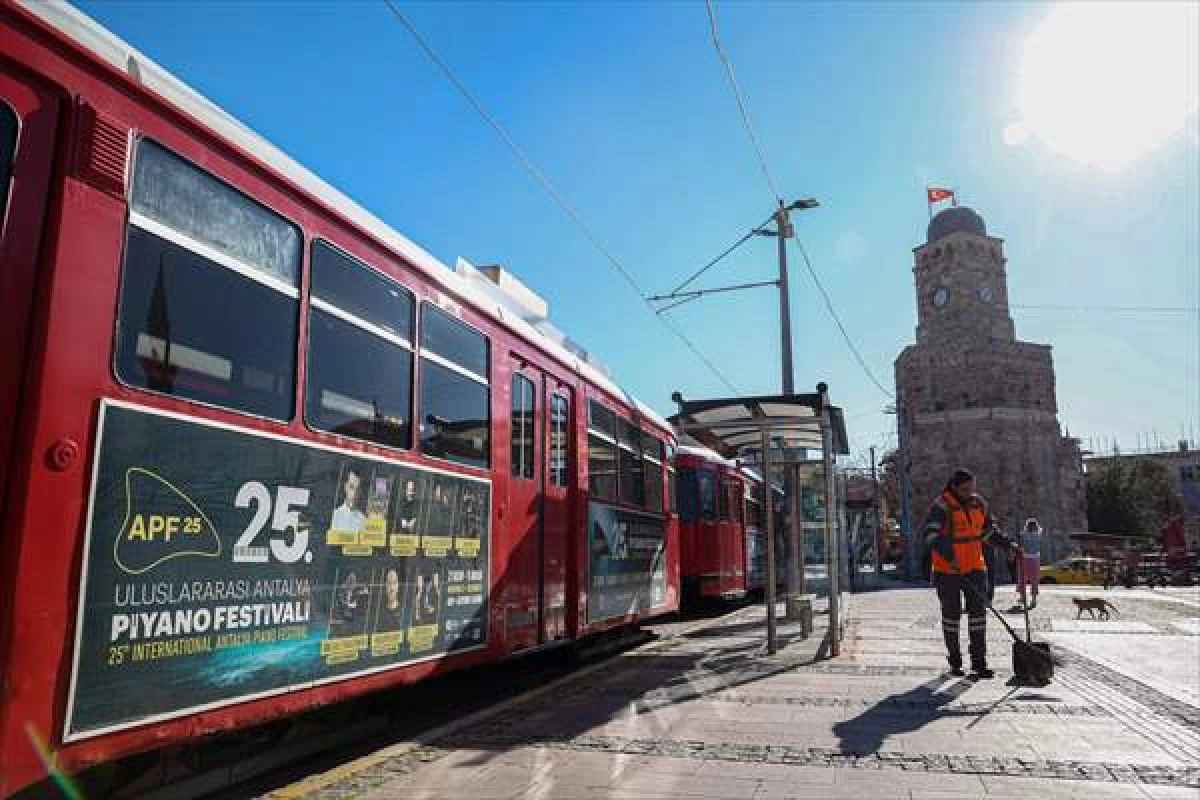 Antalya B&uuml;y&uuml;kşehir Belediyesi 3 Bin 324 Kadın &Ccedil;alışanıyla Kente Değer Katıyor