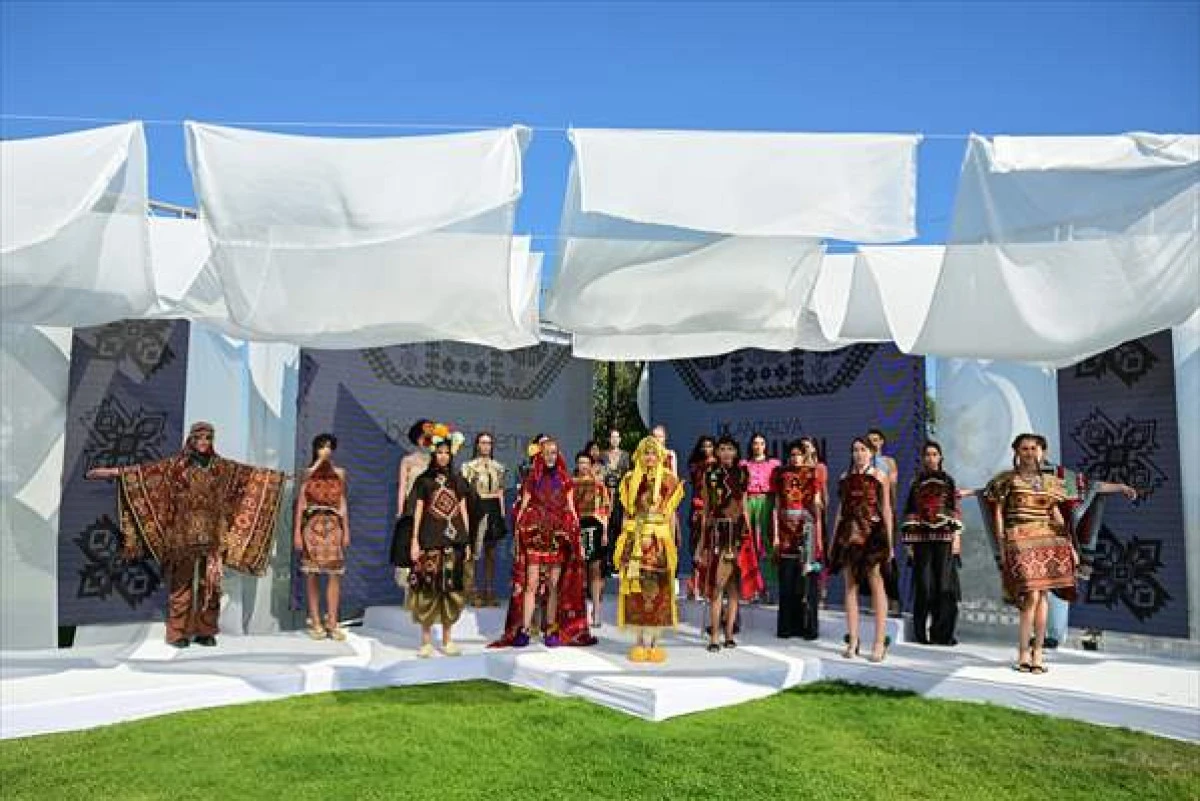 Antalya Fashion Week 2026, "Yankılanan Y&uuml;zeyler" Defilesiyle Başladı