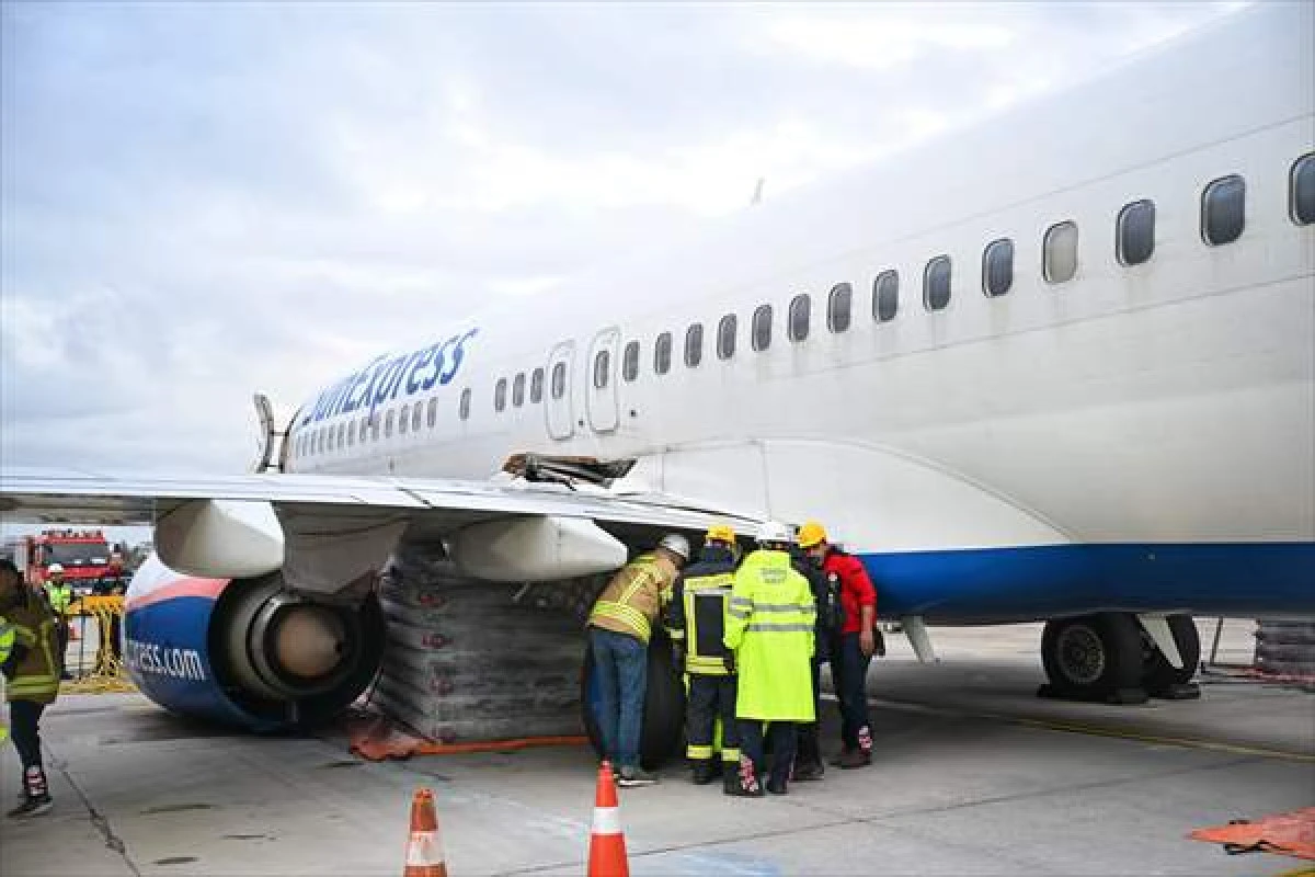 Antalya Havalimanı'nda Kalkışa Hazırlanan U&ccedil;ağın İniş Takımlarında Teknik Arıza Yaşandı
