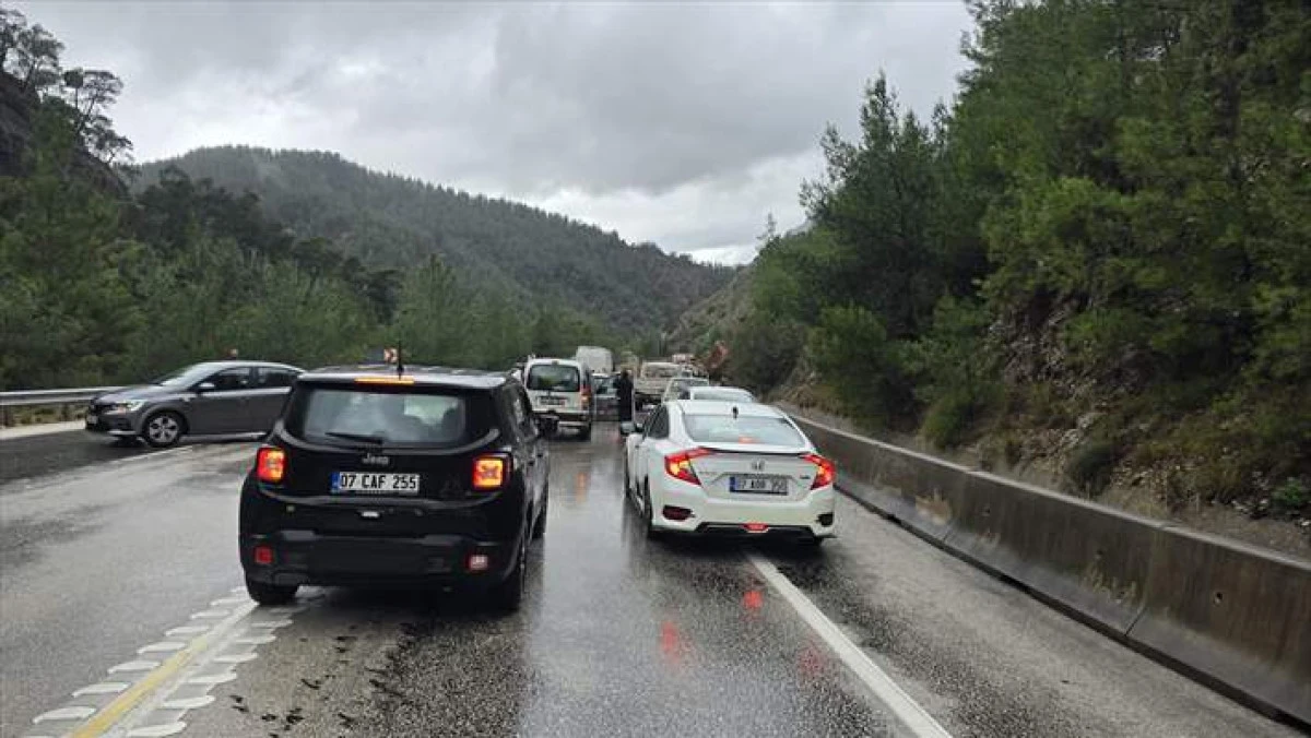 Antalya-Isparta Yolunda Heyelan Meydana Geldi