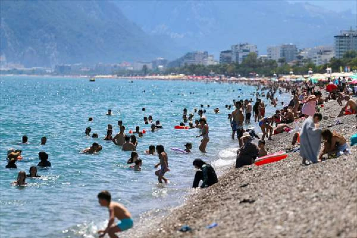 Antalya Sahillerinde Kurban Bayramı'nın İlk G&uuml;n&uuml;nde Yoğunluk Yaşanıyor
