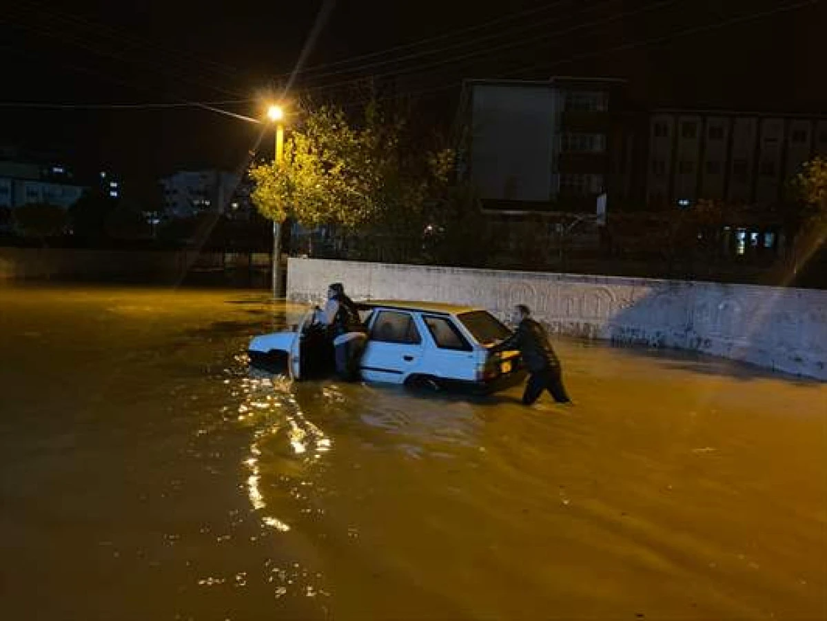 Antalya Serik'te Sağanak Nedeniyle Bazı İş Yerlerini Su Bastı