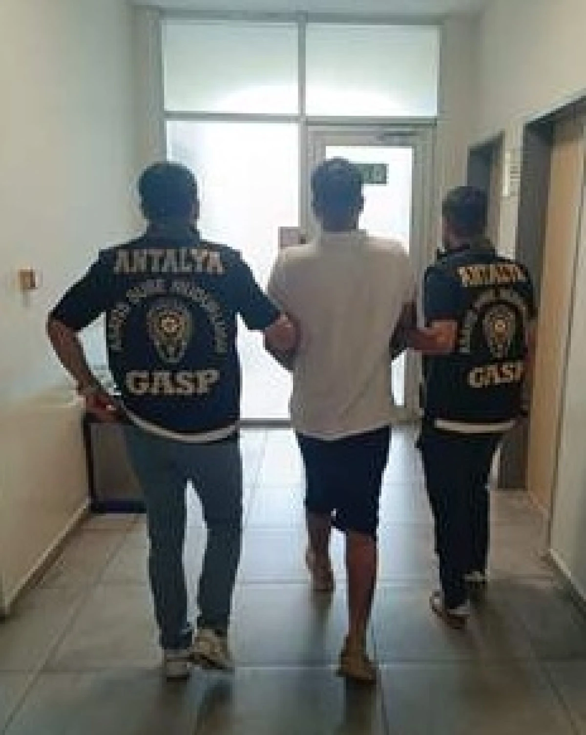 Antalya'da 8 İş Yerinin Yandığı Olaya İlişkin 2 Zanlı Tutuklandı