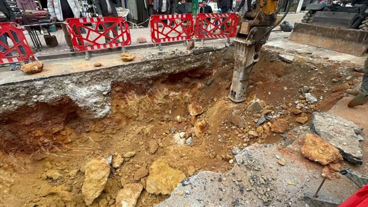 Antalya'da Altyapı &Ccedil;alışması Sırasında İnsana Ait Olduğu Değerlendirilen Kemikler Bulundu