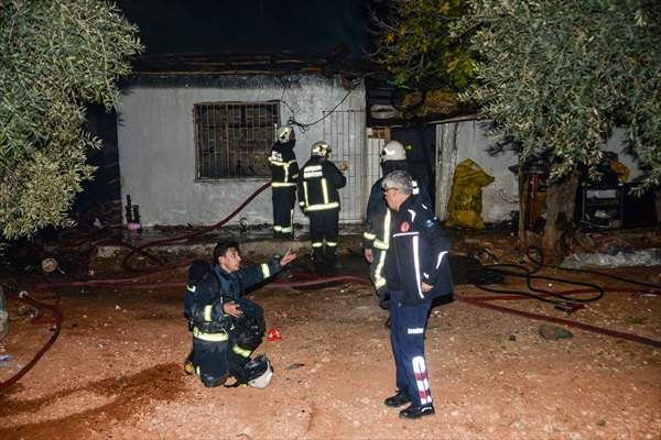 Antalya'da atık malzemelerin depolandığı gecekonduda çıkan yangın söndürüldü