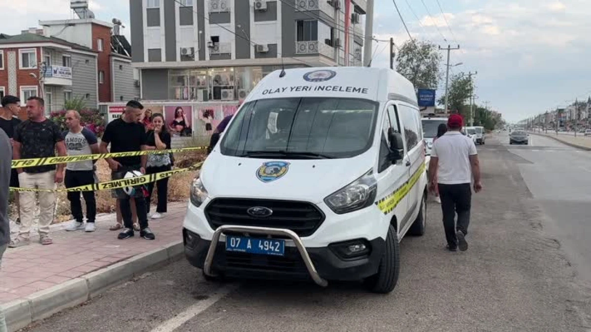 Antalya'da At&ouml;lyede &Uuml;zerine Mermer Blok D&uuml;şen Kişi Hayatını Kaybetti