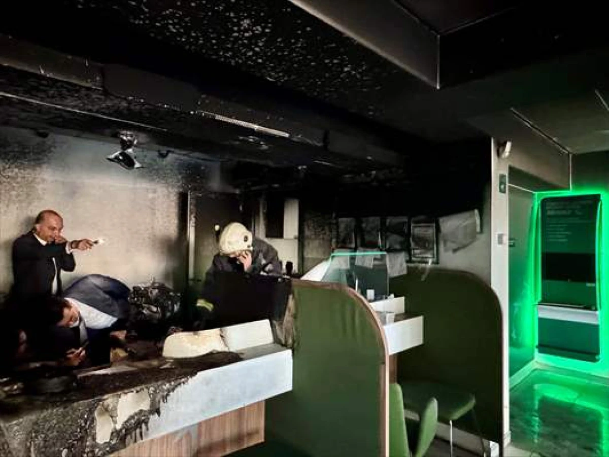 Antalya'da Banka Şubesinde Çıkan Yangın Söndürüldü