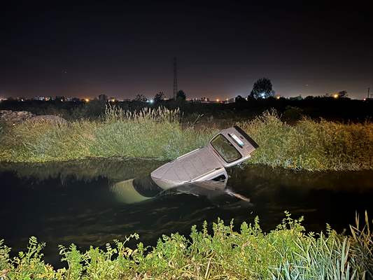 Antalya'da bir otomobil su kanalına devrildi