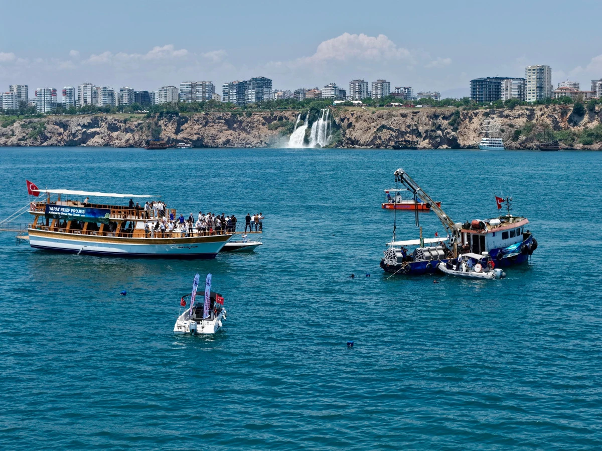 Antalya'da Deniz Ekosisteminin Korunması İ&ccedil;in Denize Yapay Resifler İndirildi