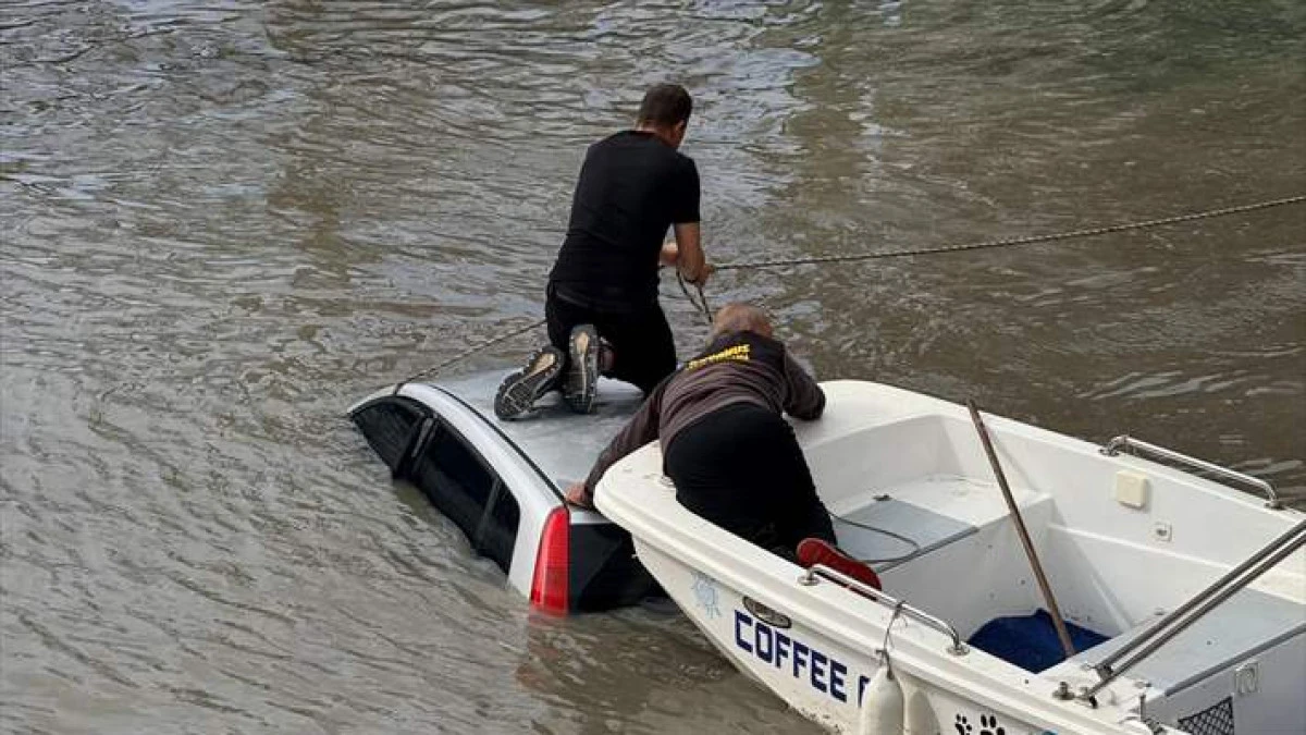 Antalya'da Dereye D&uuml;şen Otomobildeki 3 Kişi Y&uuml;zerek Kurtuldu