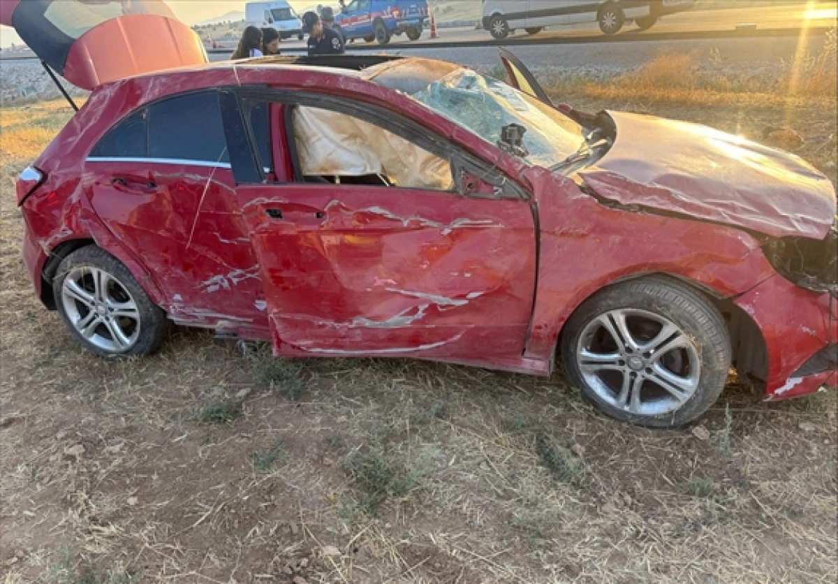 Antalya'da Devrilen Otomobildeki 1 Kişi Öldü, 1 Kişi Yaralandı