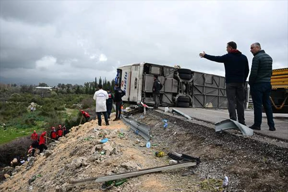 Antalya'da Devrilen Yolcu Otob&uuml;s&uuml;ndeki &Ouml;l&uuml; Sayısı 10'a Y&uuml;kseldi