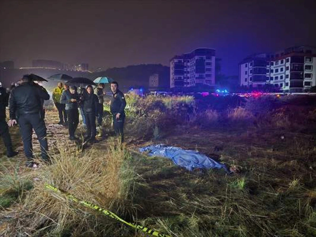 Antalya'da Hortum Nedeniyle Par&ccedil;alanan Konteynerlerdeki 4 İş&ccedil;i &Ouml;ld&uuml;, 1 İş&ccedil;i Yaralandı