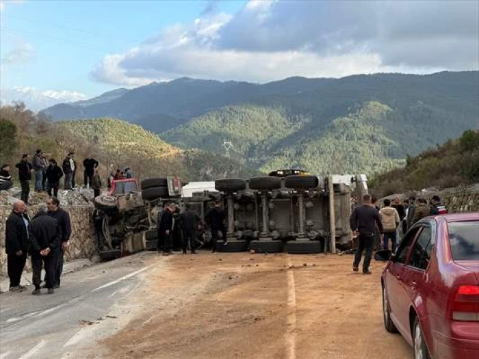 Antalya'da iki otomobil ile tırın &ccedil;arpıştığı kazada 1 kişi &ouml;ld&uuml;, 3 Kişi Yaralandı