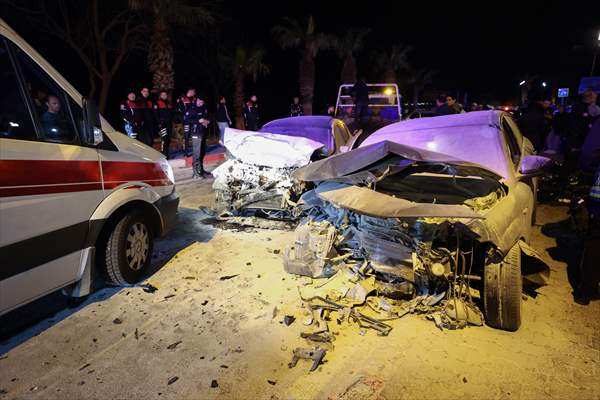 Antalya'da iki otomobilin çarpışması sonucu 4 kişi yaralandı