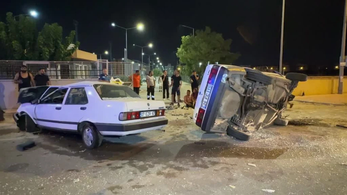 Antalya'da İki Otomobilin Karıştığı Kazada 4 kişi Yaralandı