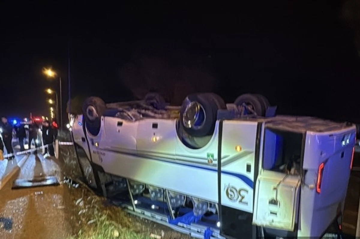 Antalya'da İnfaz Koruma Memurlarını Taşıyan Otob&uuml;s Devrildi