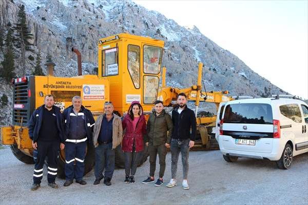 Antalya'da kar nedeniyle yolda mahsur kalan 4 kişi kurtarıldı