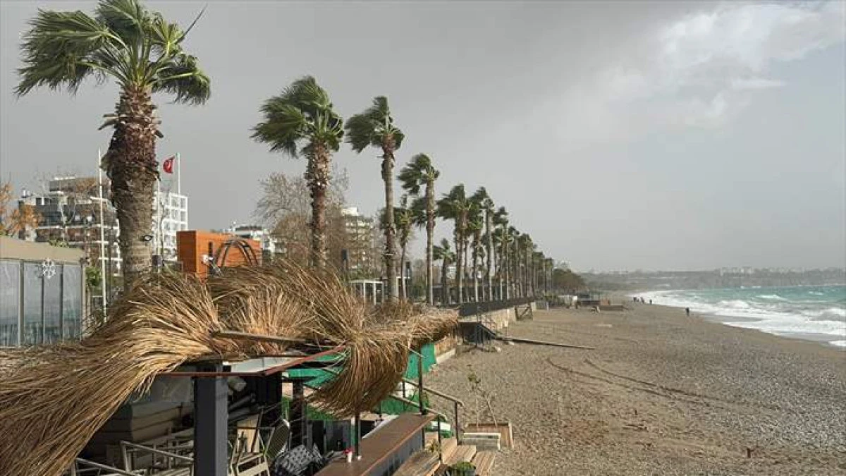 Antalya'da Kuvvetli R&uuml;zgar Ve Fırtına Etkili Oluyor