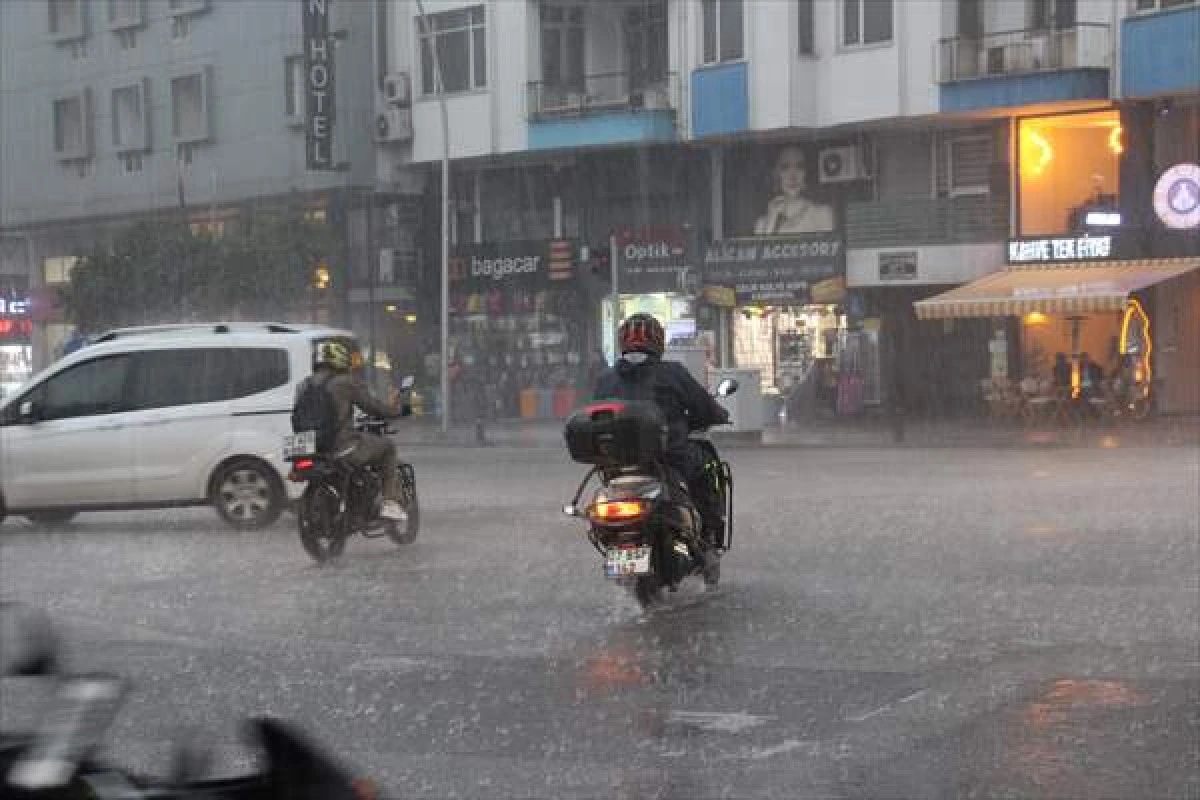 Antalya'da Kuvvetli Yağış Ve Fırtına Etkili Oldu