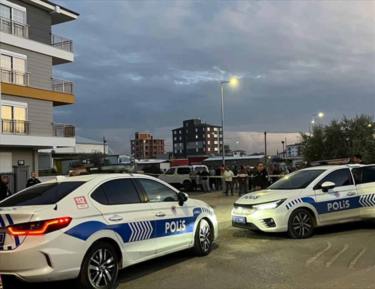 Antalya'da Polis Memuru Eşini Ve 2 Çocuğunu Silahla Öldürdü