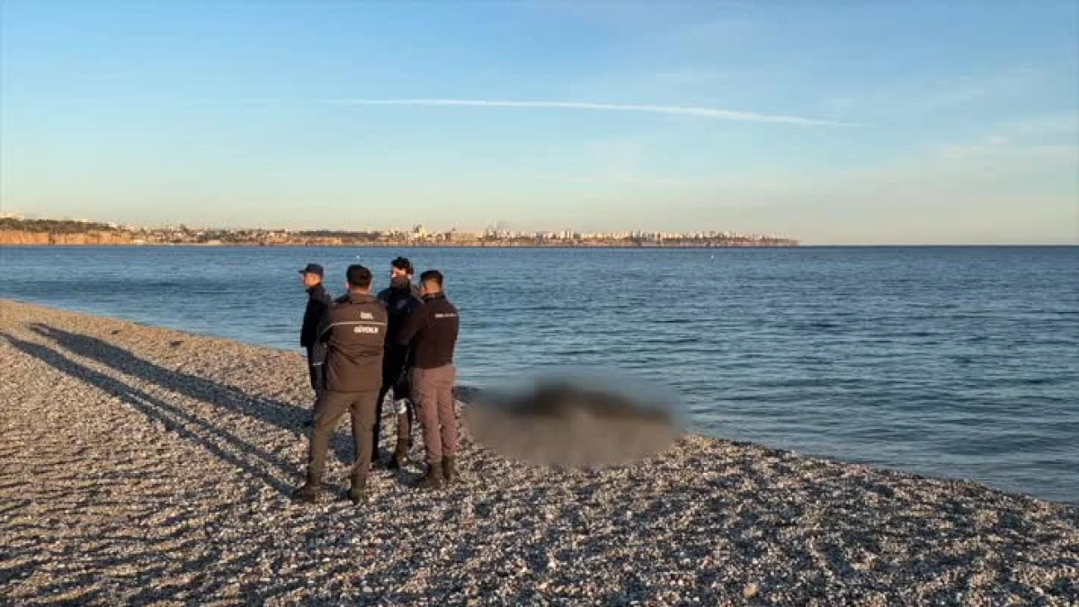 Antalya'da Sahilde Erkek Cesedi Bulundu