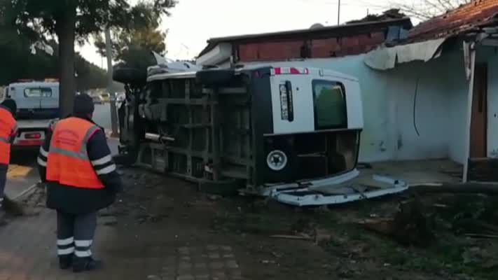 Antalya'da servis aracının devrilmesi sonucu 10 kişi yaralandı