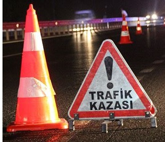 Antalya'da trafoya çarpan otomobildeki 1 çocuk öldü, 2 kişi yaralandı