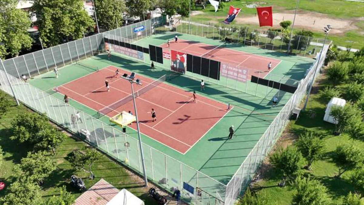 Antalya'da &Uuml;cretsiz Tenis Kursları D&uuml;zenleniyor