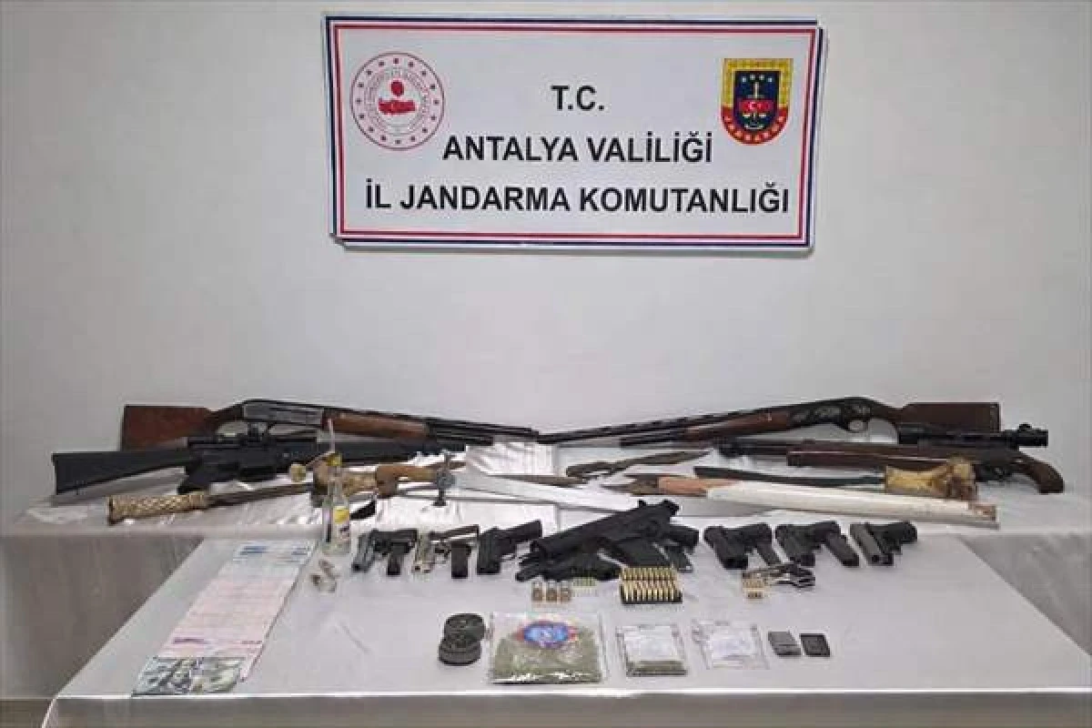 Antalya'da Uyuşturucu Operasyonu D&uuml;zenlenen Evde 8 Tabanca Ve 3 T&uuml;fek Ele Ge&ccedil;irildi