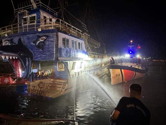 Antalya'da Yangın Çıkan Tur Teknesi Hasar Gördü