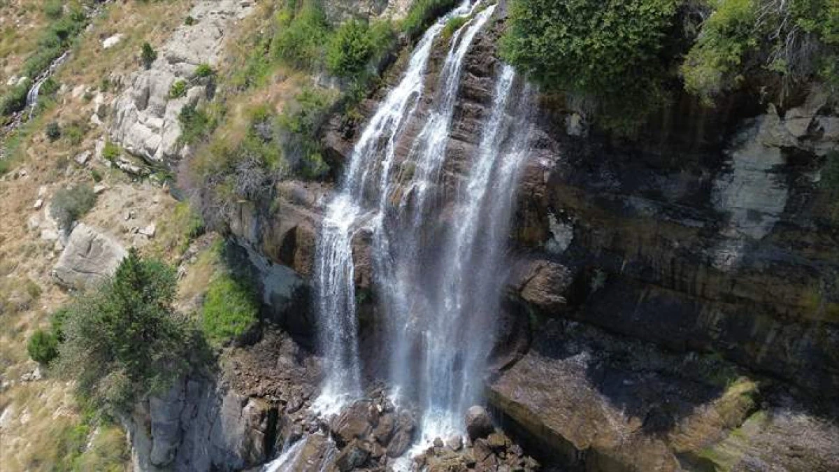 Antalya'nın Kavurucu Sıcaklarında Uçarsu Şelalesi Serinlemek İsteyenlerin Adresi Oldu