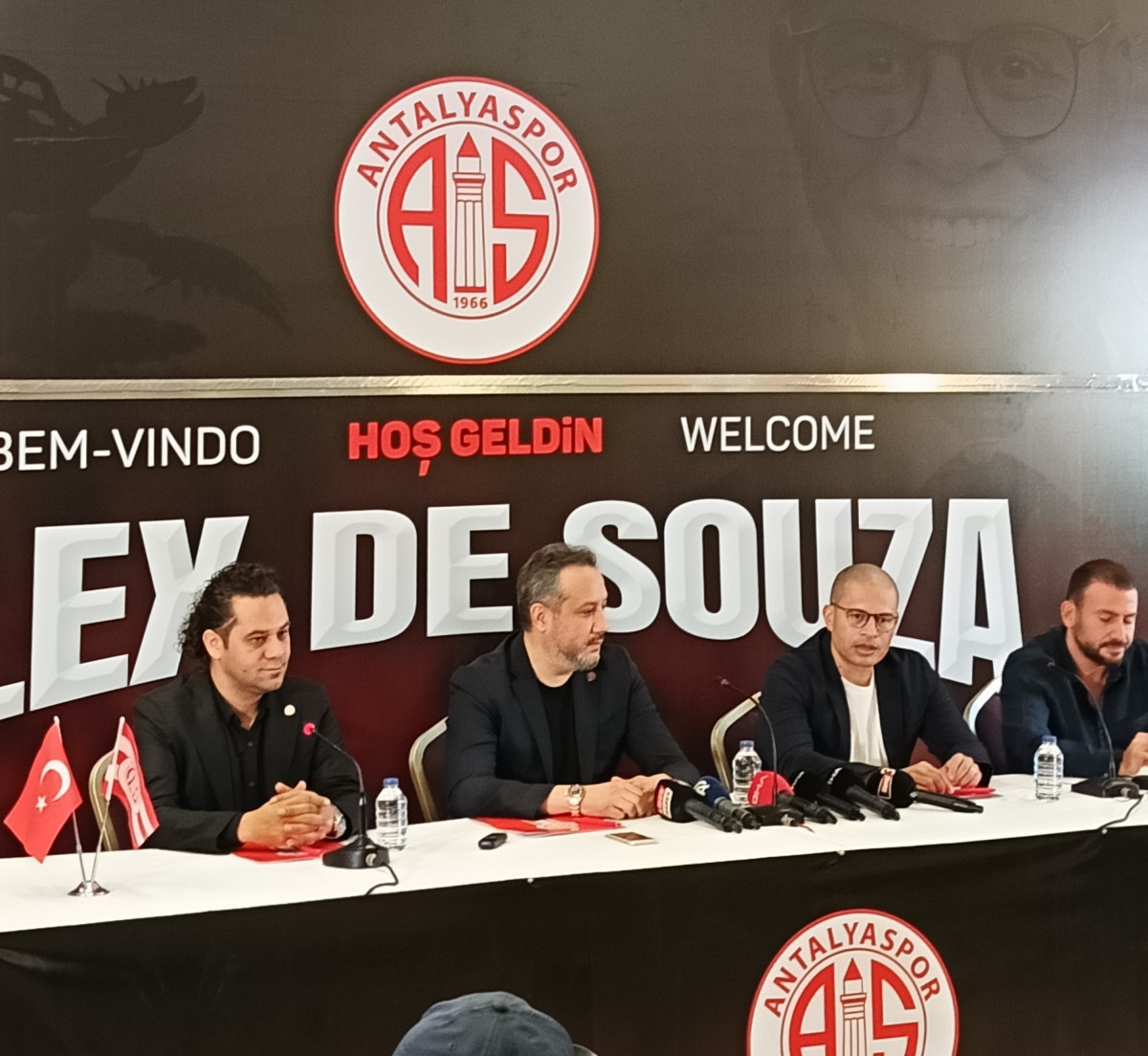 Antalyaspor'da Teknik Direktörlüğe Getirilen Alex de Souza İçin İmza Töreni Düzenlendi 