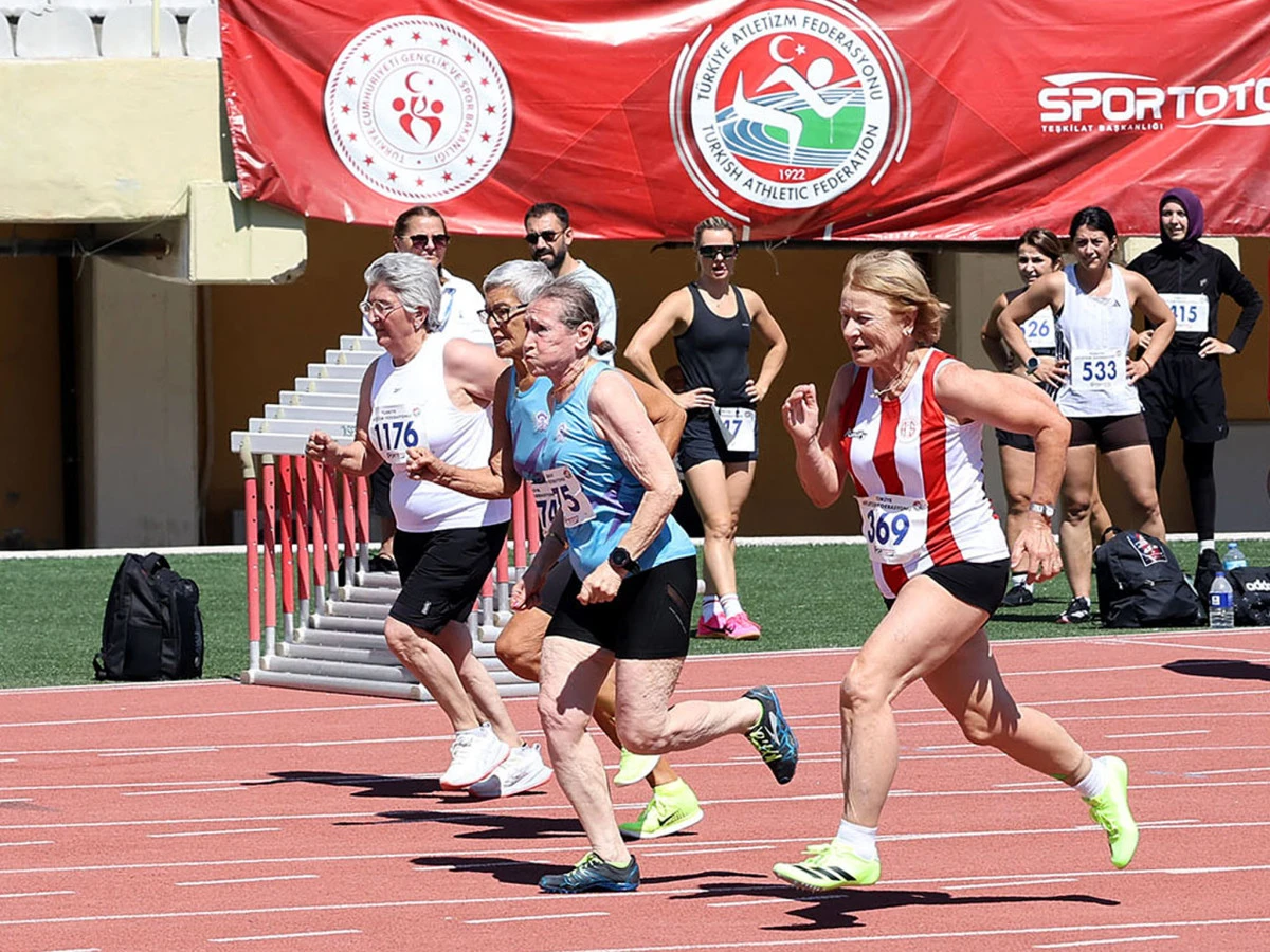 Antalyasporlu Master Atlet &Ccedil;i&ccedil;ek'ten İzmir&rsquo;de 3 Altın Madalya