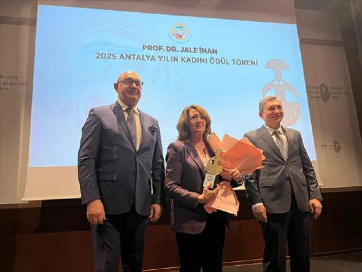 ATAV'ın "Jale İnan 2025 Yılın Kadını &Ouml;d&uuml;l&uuml;" Prof. Dr. Sarvan'a Verildi