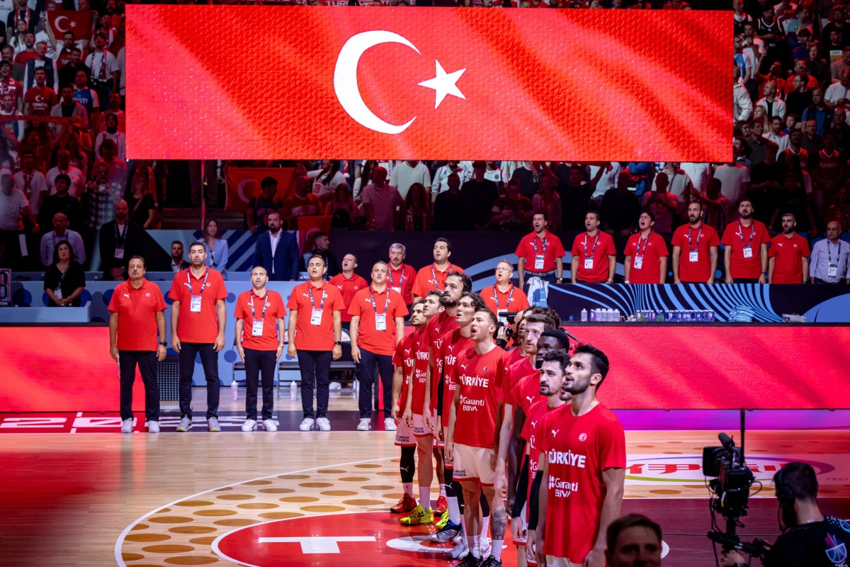 AY-YILDIZLI DEVLER AVRUPA İKİNCİSİ: ALTIN HAYALİ GÜMÜŞ MADALYA OLDU