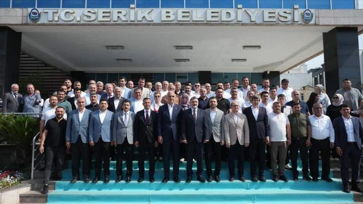 Bakan Ersoy, Antalya'da Yeni Evlenen &Ccedil;iftin Nikah Şahidi Oldu