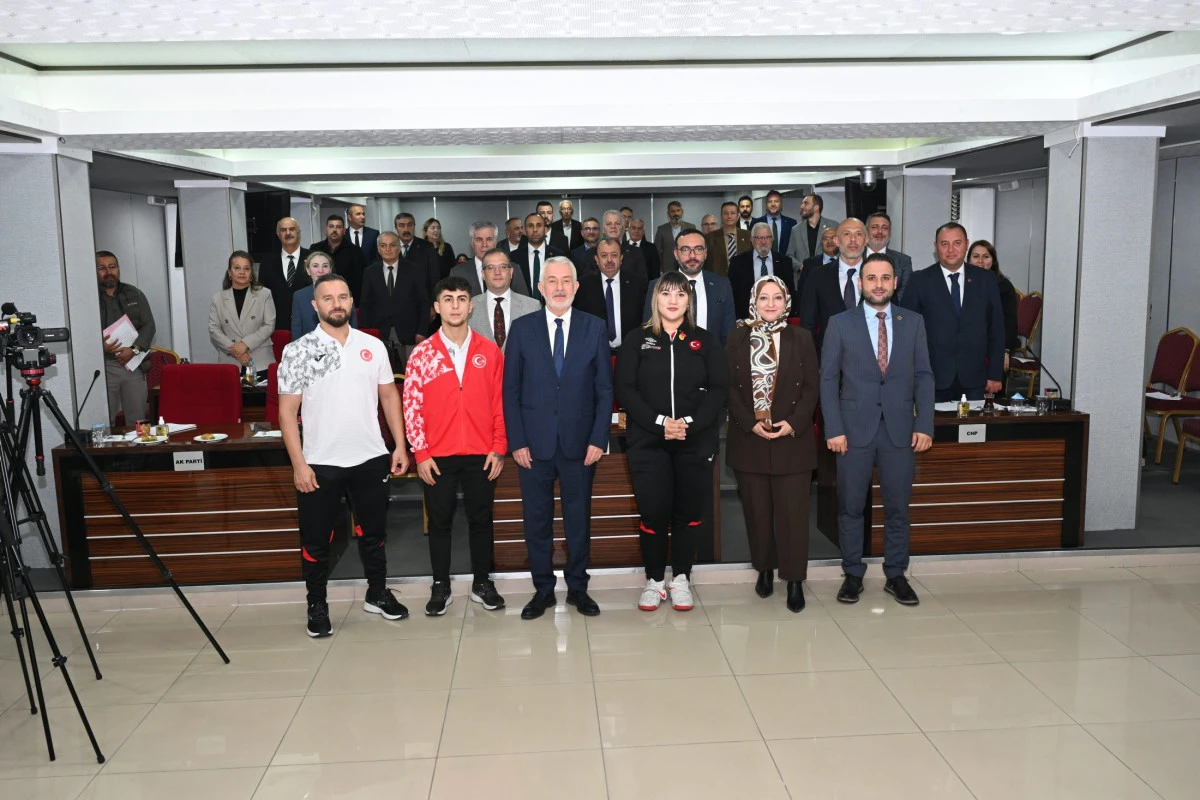 BAŞKAN BAŞDEĞİRMEN ŞAMPİYONLARI ALTINLA ÖDÜLLENDİRDİ