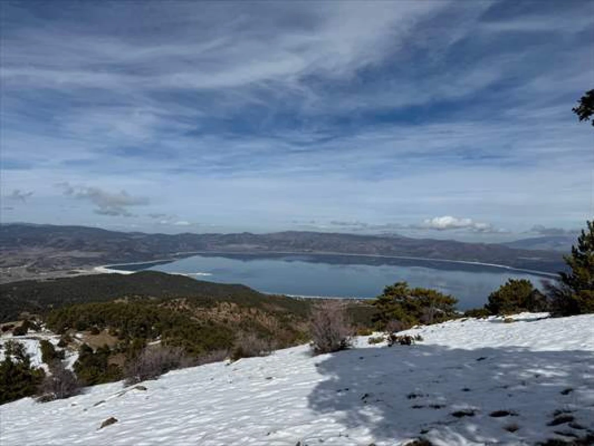 Beyaz &Ouml;rt&uuml; İ&ccedil;inde Salda G&ouml;l&uuml; Manzaralı Kayak Keyfi