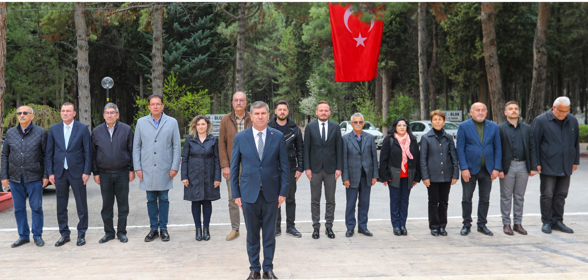 Burdur Belediye Başkanı  Ercengiz ve Meclis üyeleri şehitlik ziyaretinde bulundu