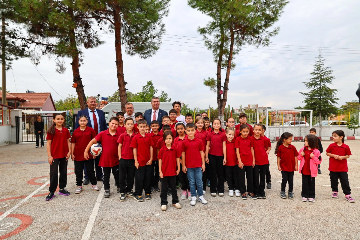 Burdur Belediyesi&rsquo;nden Eğitime Teknolojik Destek;1150 &Ouml;ğrenciye Kırtasiye Seti