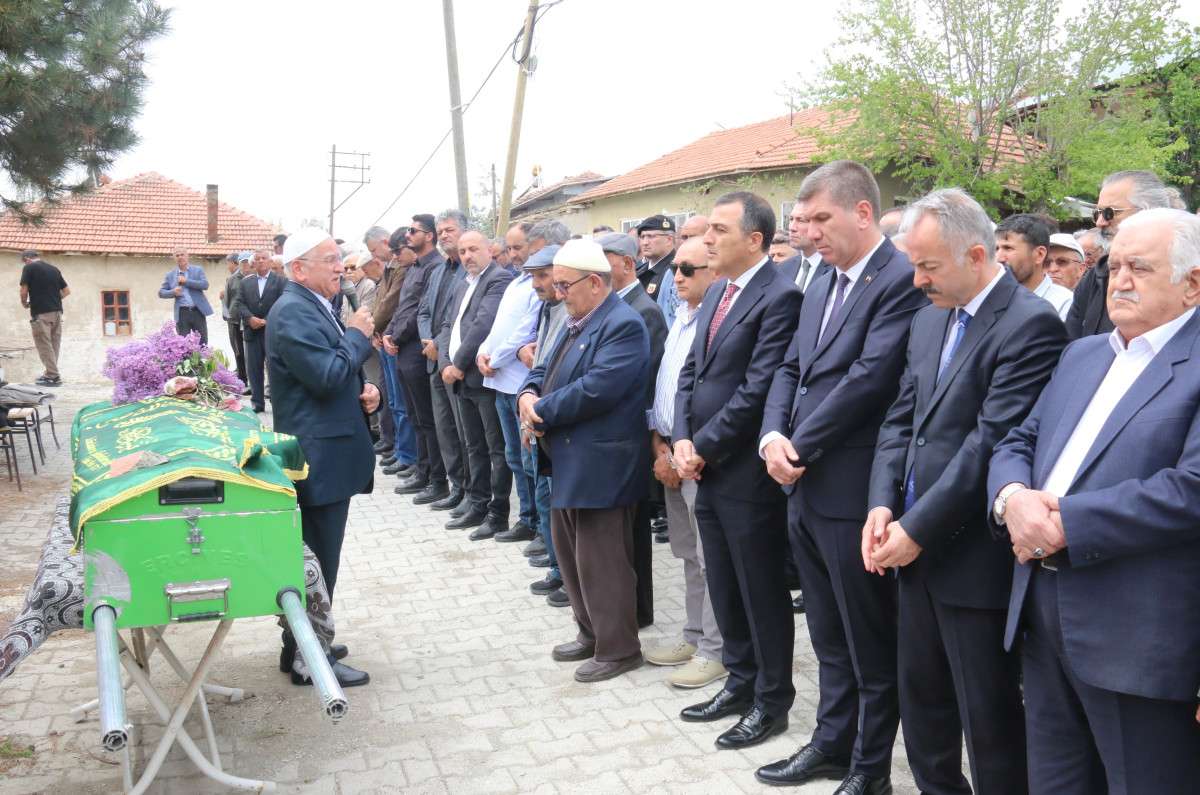 BURDUR VALİSİ ÖKSÜZ İŞ İNSANI  ALİ GÜR’ÜN CENAZE MERASİMİNE KATILDI